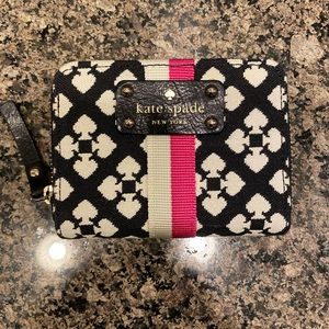 Kate Spade Small Wallet. NWOT. Great size for small bags!